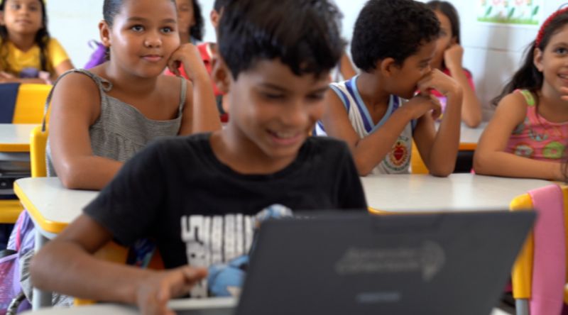 Brasil supera 100 mil escolas públicas com internet gratuita