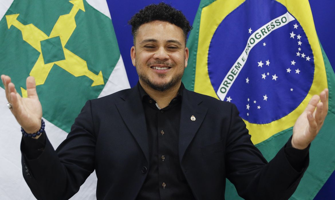 Brasileiro adotado na Holanda alerta sobre adoção internacional
