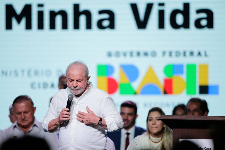 Lula entrega 576 moradias em Manaus e anuncia investimentos da Petrobras para construção de portos e geração de empregos no Amazonas.