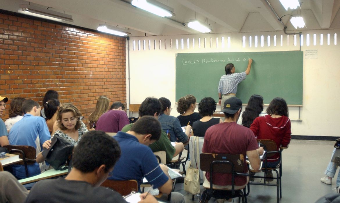 Enade: 53% dos professores formados em EAD têm desempenho insuficiente