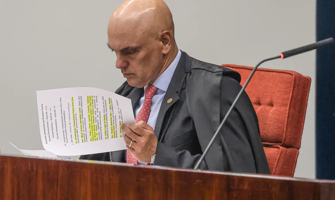 Moraes cobra governo por extradição de Carla Zambelli da Itália para o Brasil