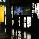 Museu do Futebol lança exposição com camisas históricas da seleção brasileira