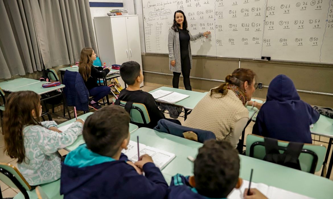 Reajuste salarial da educação custará R$ 6,4 bilhões