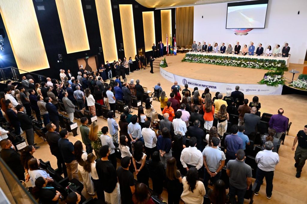 TCE-AM debate democracia participativa com especialistas em Manaus