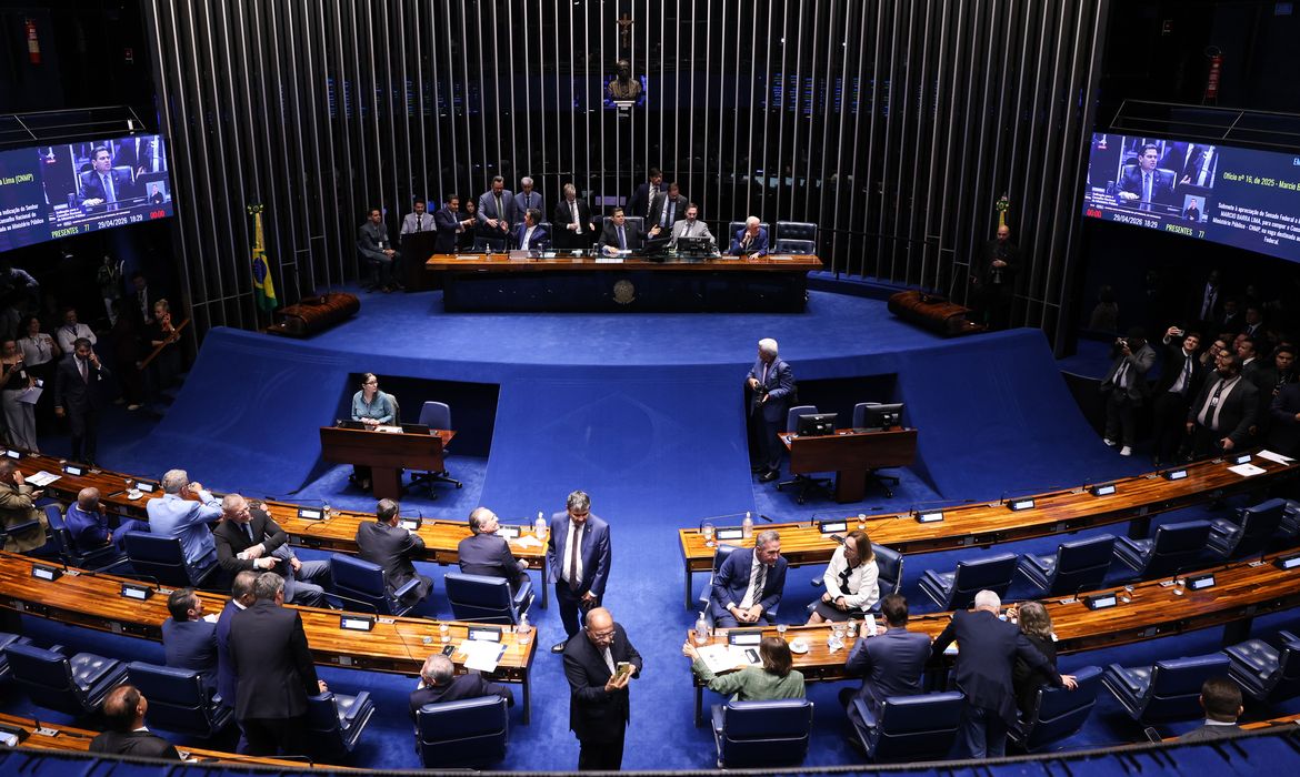 Política adia decisão