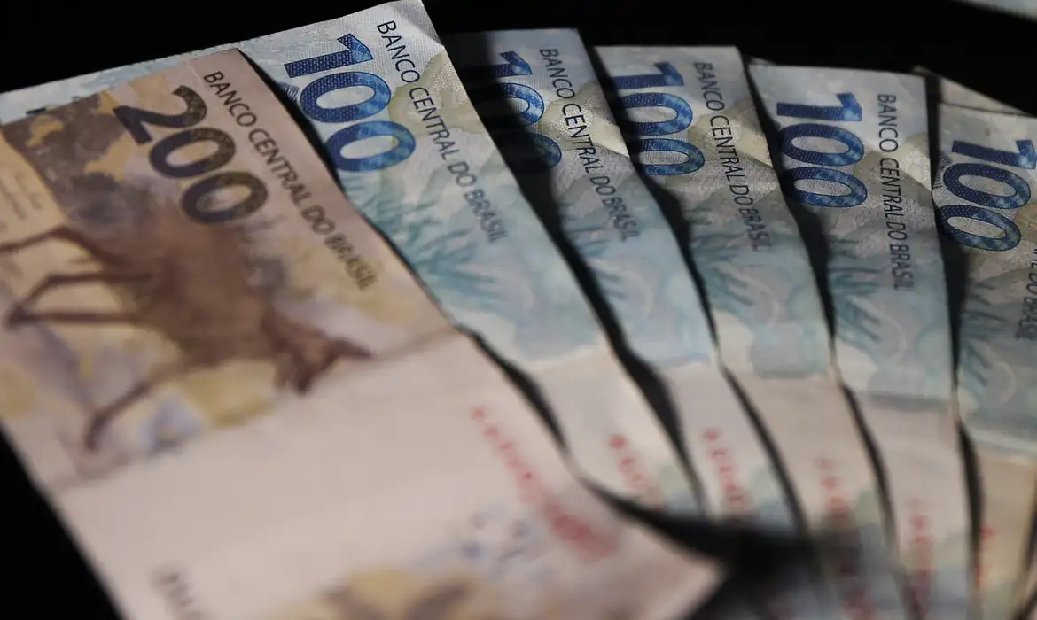 Investimentos continuam em ritmo lento