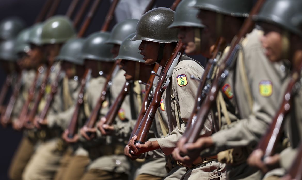 Exército reavalia ações por falta de recursos