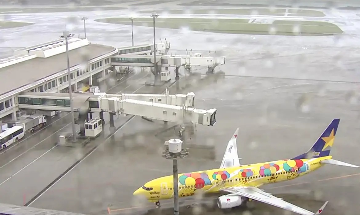 Tufão afeta milhares de passageiros no Japão