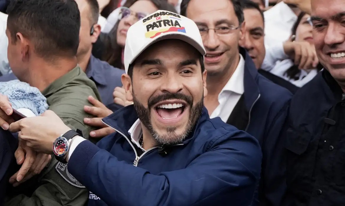 Plano econômico de La Espriella ganha destaque