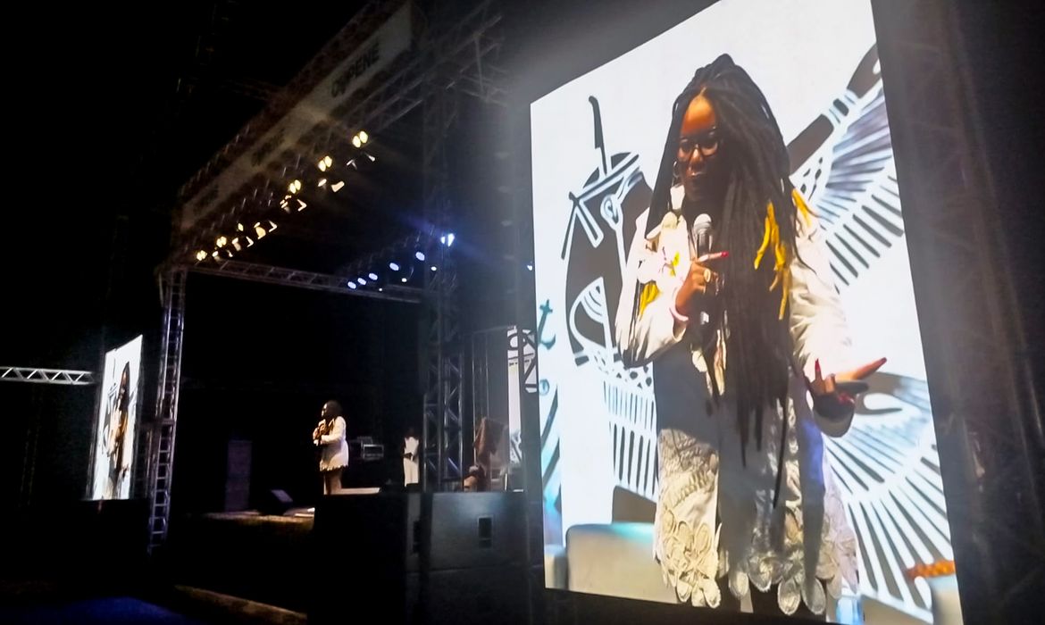 Carla Akotirene destaca desafios para mulheres negras