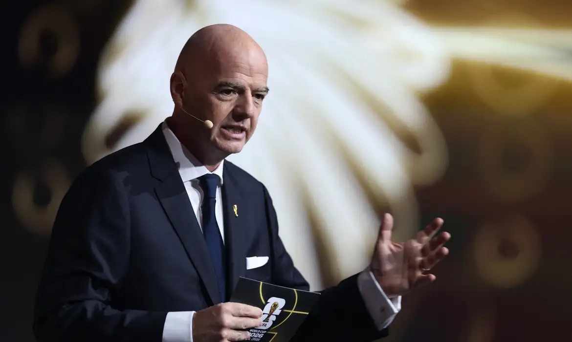 Copa com 64 seleções divide opiniões no futebol mundial