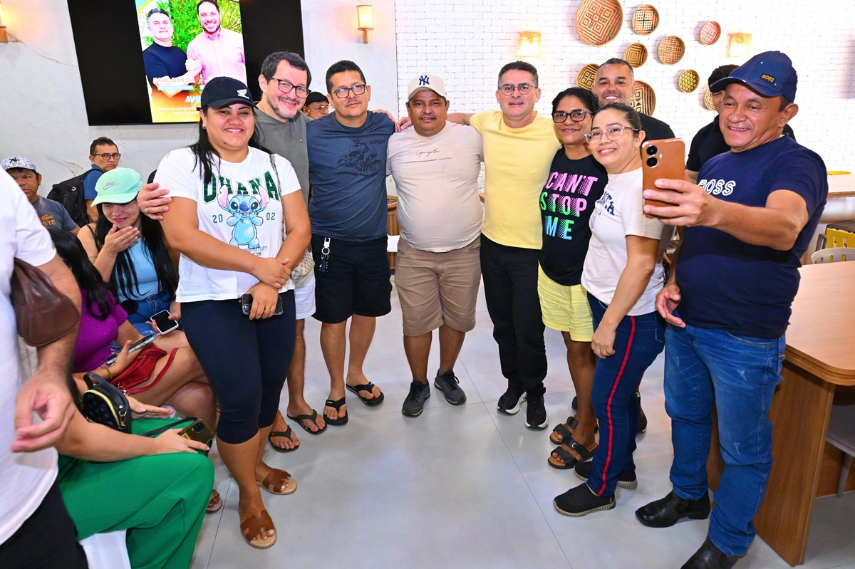 David Almeida dialoga com trabalhadores do Polo Industrial
