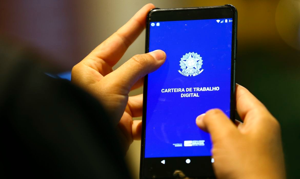 Mercado de trabalho melhora com queda do desemprego