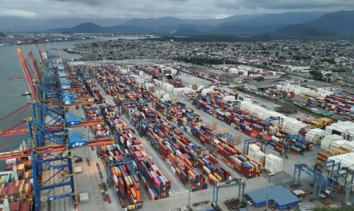 Balança comercial melhora com exportações recordes