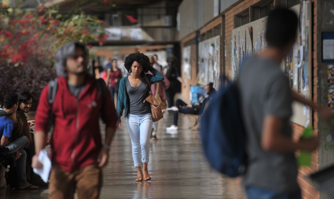 Baixa renda impacta permanência no ensino superior