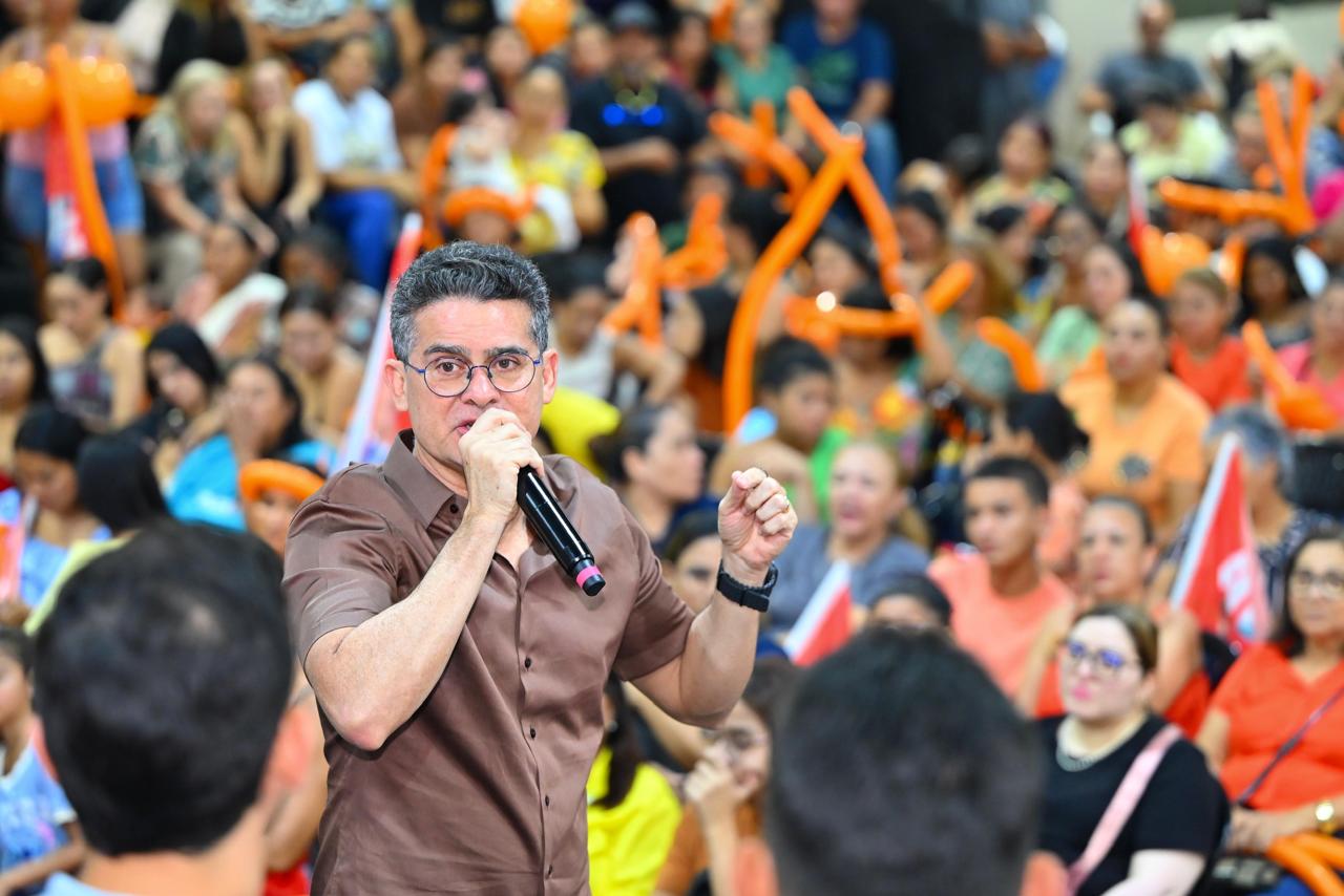 David Almeida reúne profissionais da educação em Manaus