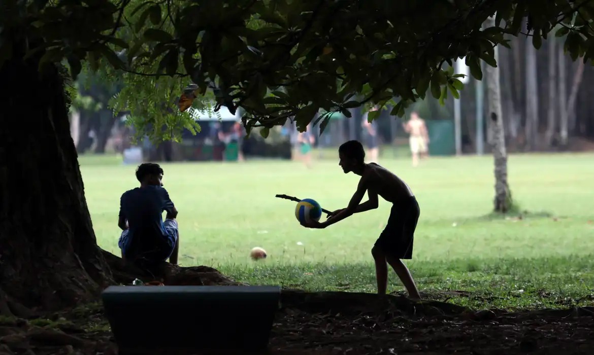 Brasil termina agosto com calor e temporais