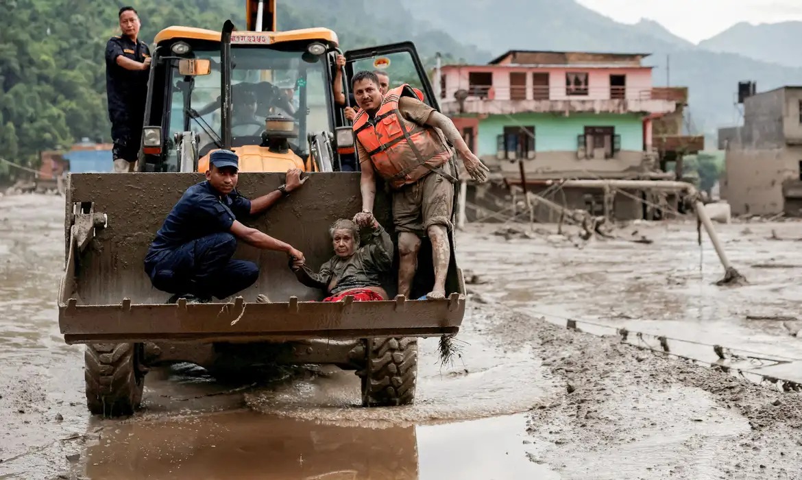 Cheias no Nepal deixam centenas de desaparecidos