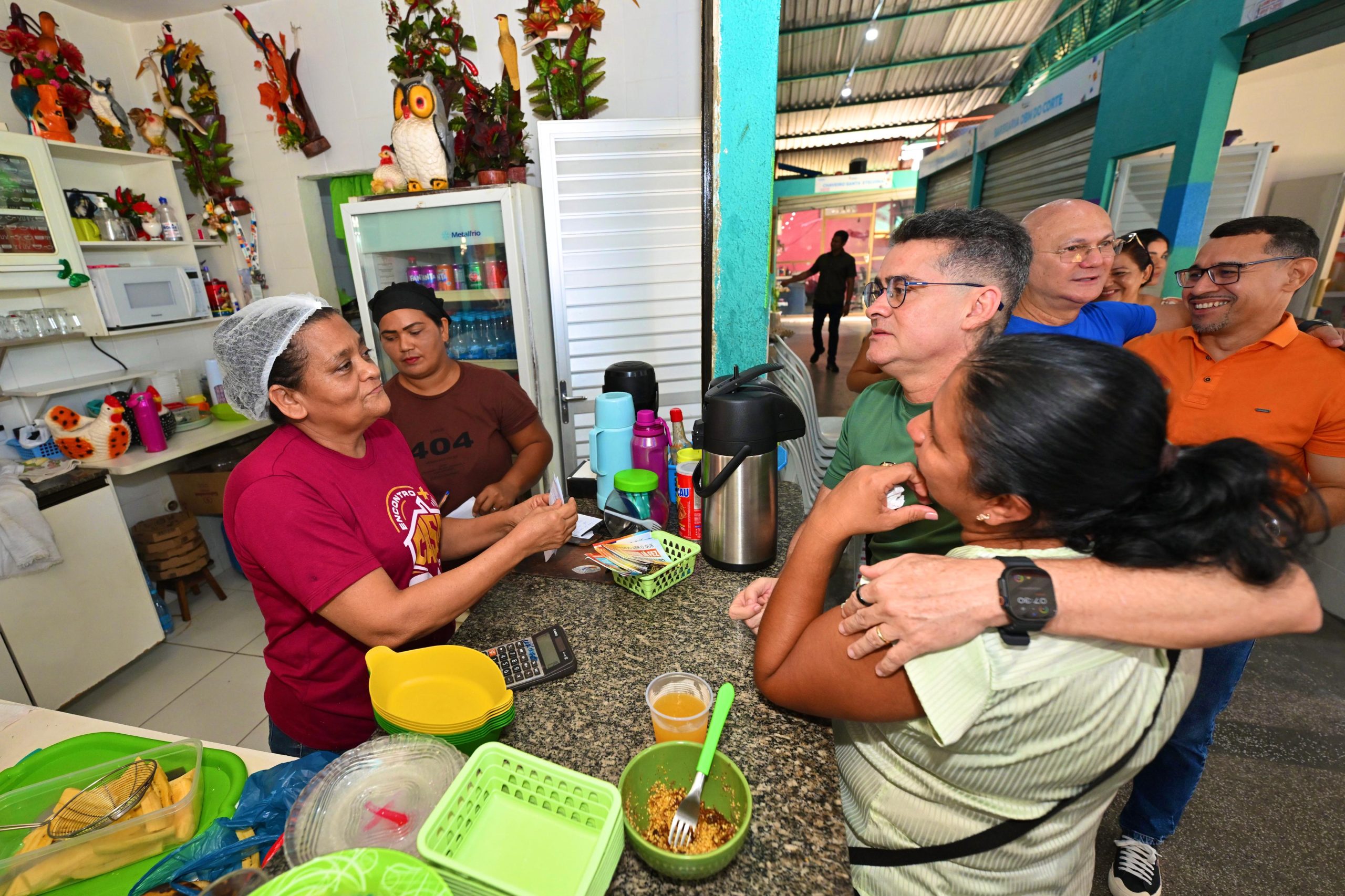 David Almeida celebra Dia do Feirante com comerciantes de Manaus
