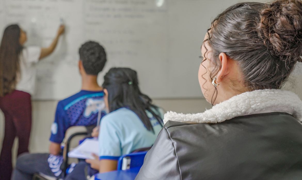 Ensino médio evolui no Ideb e busca novos avanços