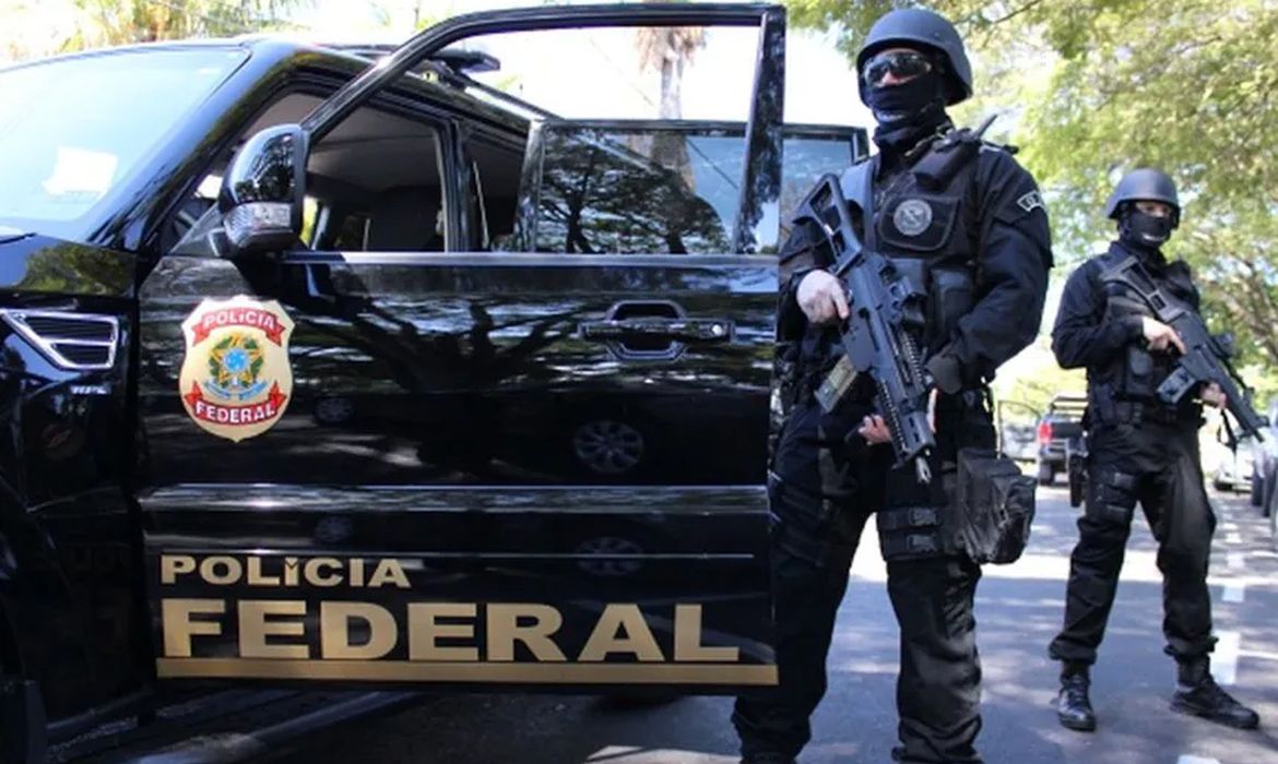 A Polícia Federal (PF), com apoio da Controladoria-Geral da União (CGU), realizou nesta segunda-feira (10) uma operação para investigar possíveis irregularidades na aplicação de R$ 97 milhões do Instituto de Previdência dos Servidores Públicos de Maceió (Iprev) em operações financeiras do Banco Maste
