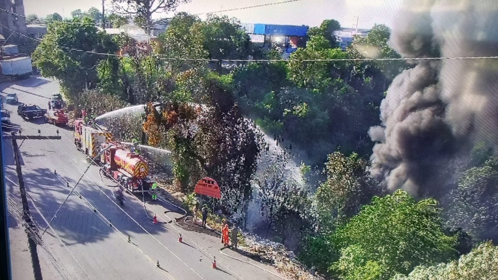 Bombeiros combatem incêndio no Distrito Industrial