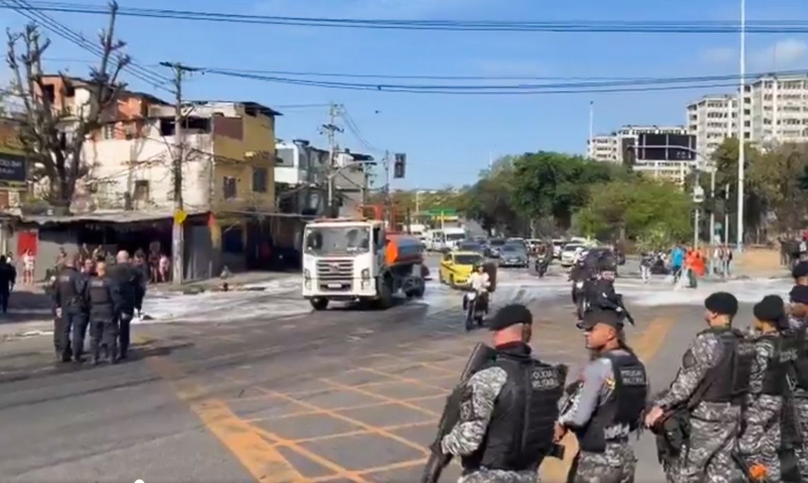 Rua São Francisco Xavier é bloqueada após protesto