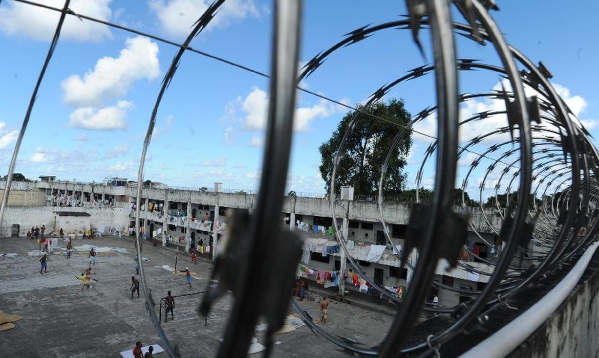 Minantena é encontrada escondida dentro de rádio em Bangu