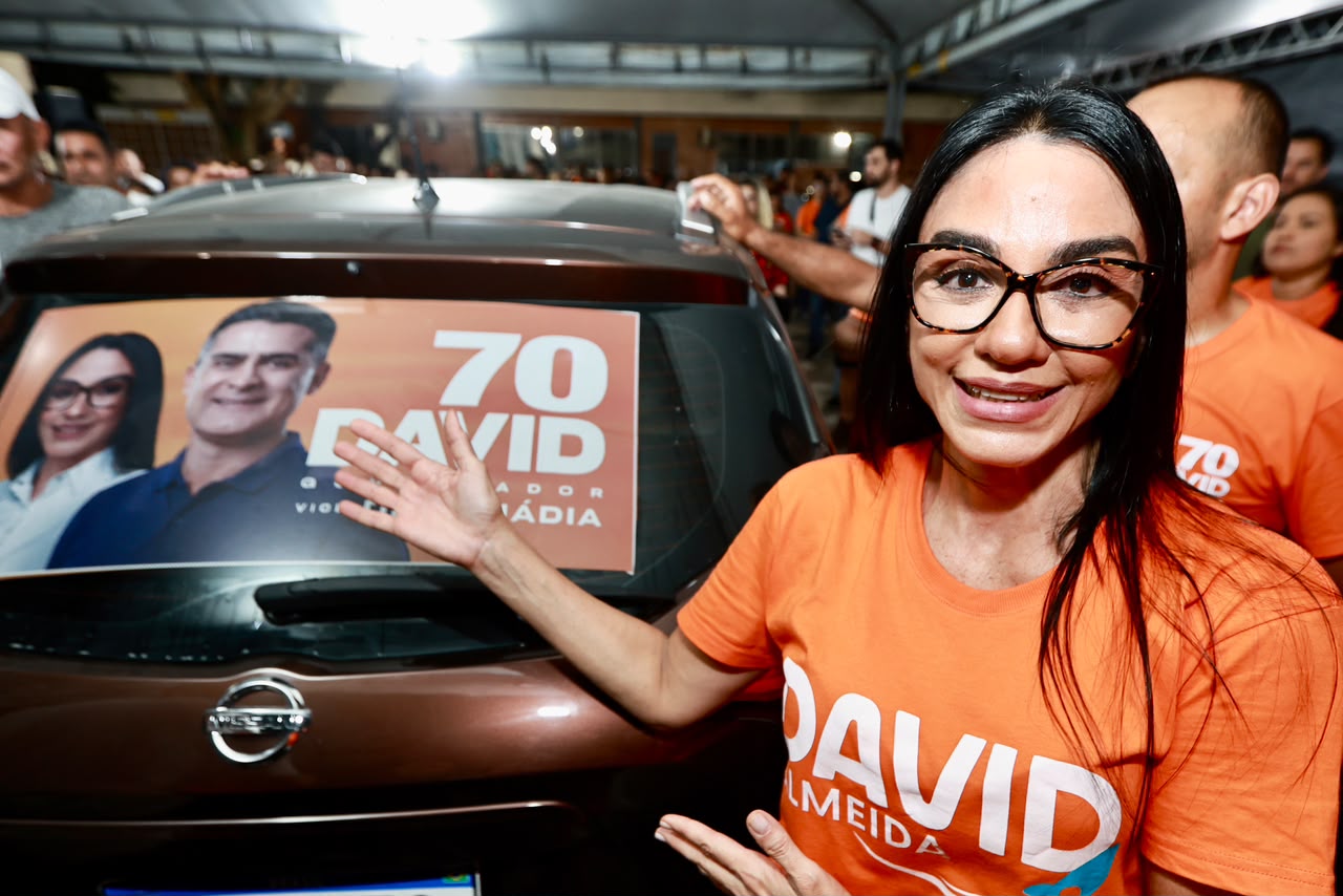 Shádia adesiva veículos no início da campanha