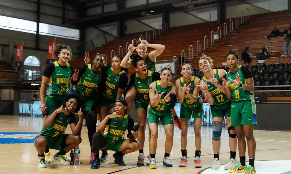 Léo Figueiró estreia com vitória no comando do Brasil