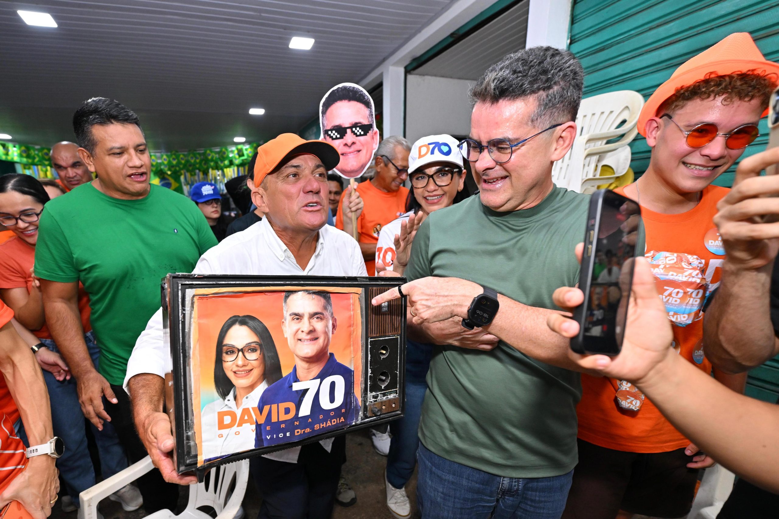 Caminhada de David Almeida reúne moradores na Compensa