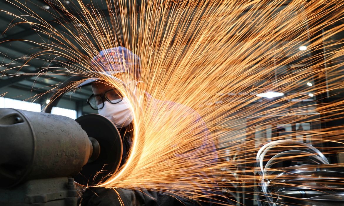 Produção industrial cai 1,8% e aumenta atenção sobre economia