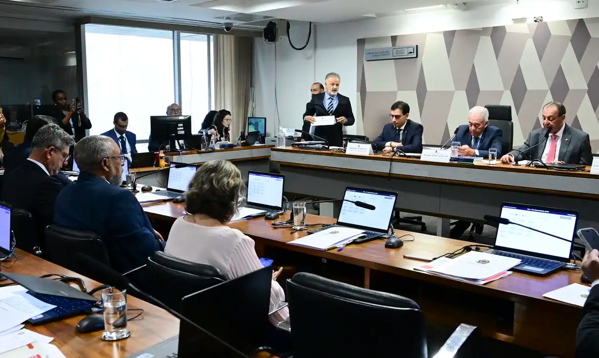 PEC prevê jornada de 40 horas e dois dias de folga