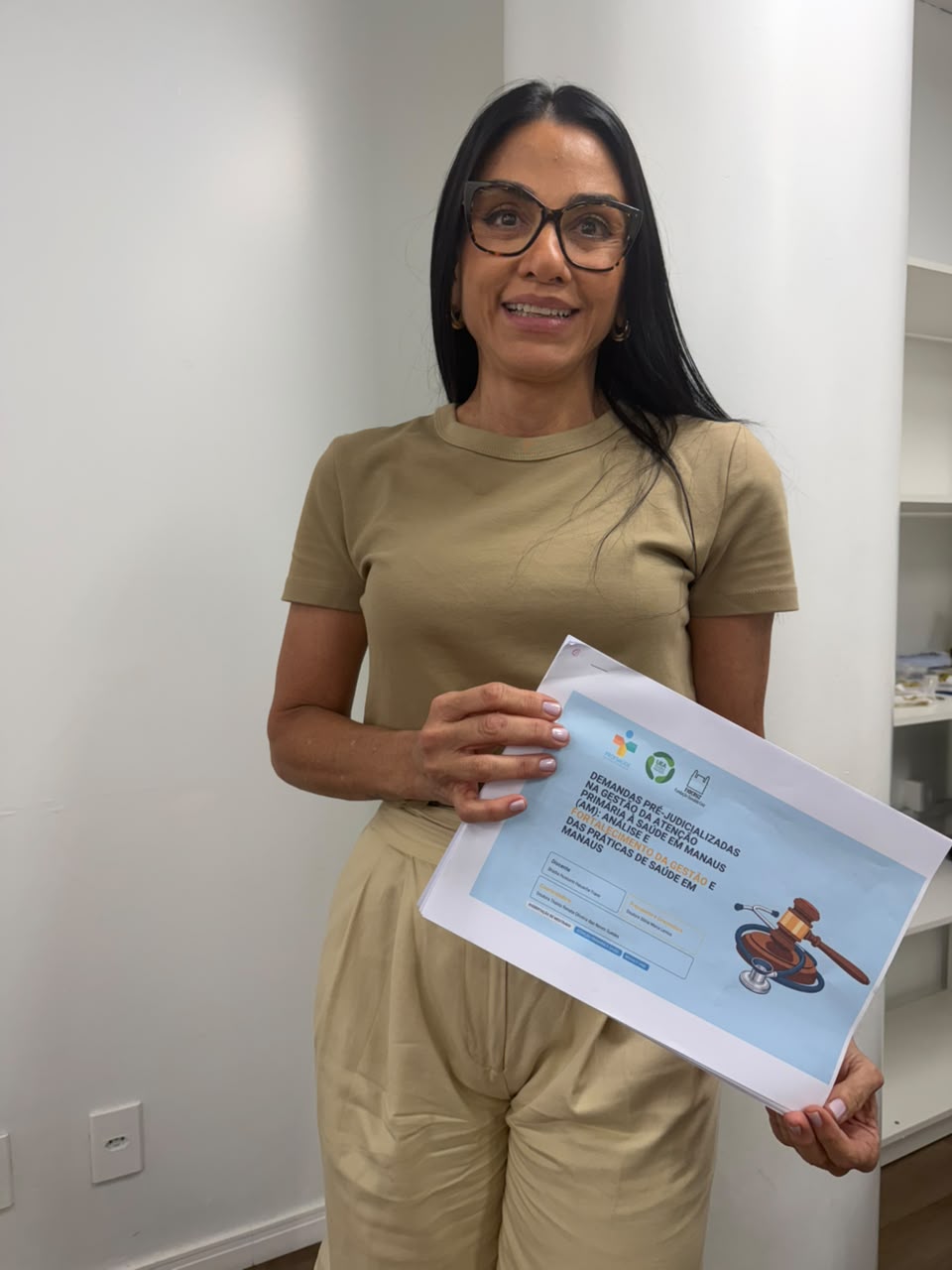 Shádia Fraxe é aprovada em mestrado com estudo sobre gestão da saúde em Manaus