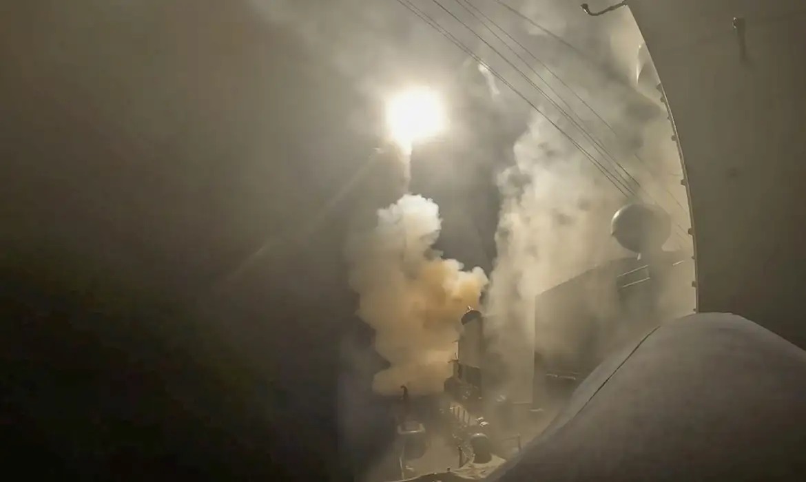 Irã reage aos EUA com ataques contra bases americanas