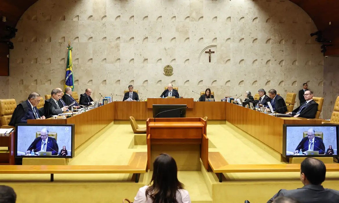 Edson Fachin pede serenidade a ministros durante sessão extraordinária do STF