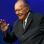 Sarney é internado com pneumonia; quadro é estável