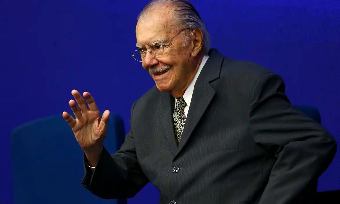 Sarney é internado com pneumonia; quadro é estável