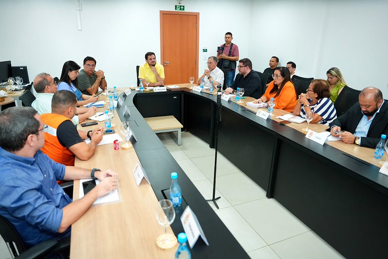 Renato Junior reúne comitê após piora do ar em Manaus