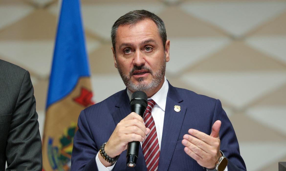 Ministro do STF afasta chefe da Polícia Federal