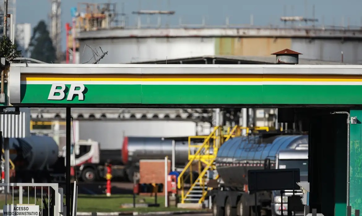 Diesel sobe R$ 1 na Petrobras, mas desconto neutraliza reajuste